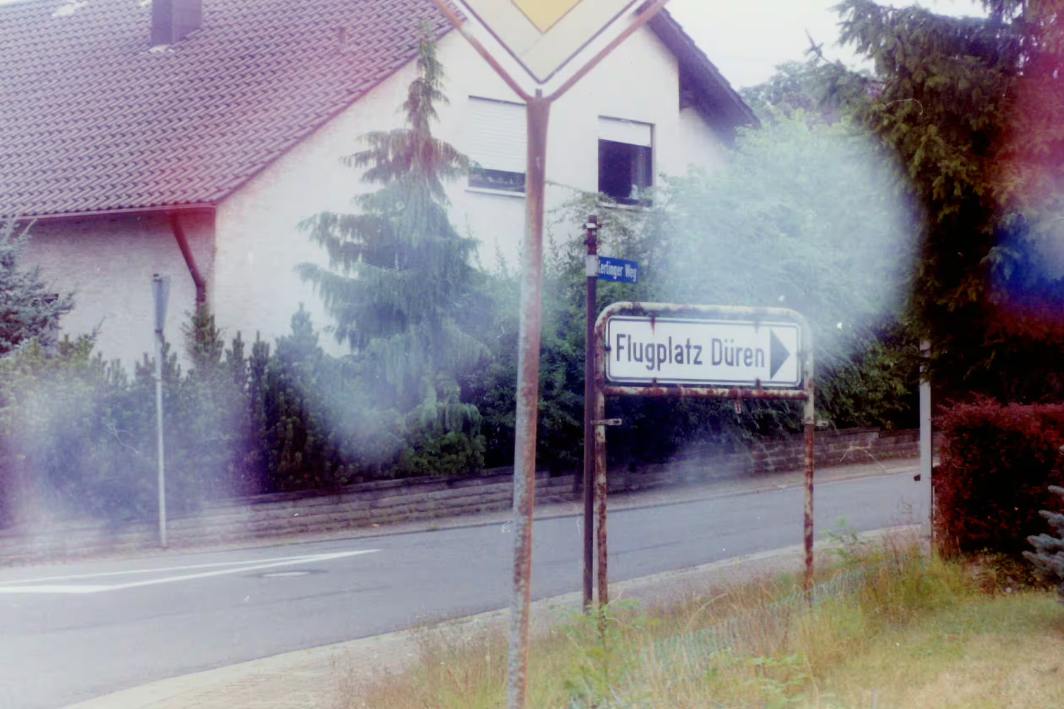 Altes Schild mit Flughafen Düren